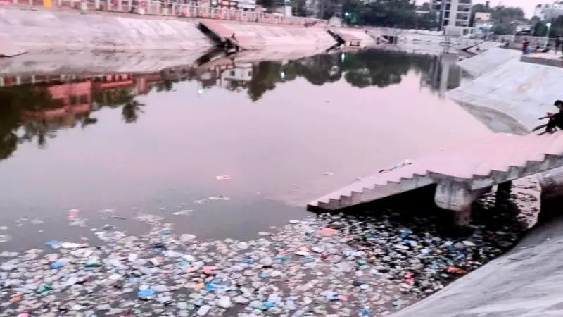 নবাবি আমলের ঐতিহ্যবাহী গড়পুকুর এখন ময়লার ভাগাড় নবাবি আমলের ঐতিহ্যবাহী গড়পুকুর এখন ময়লার ভাগাড়