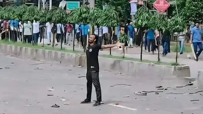 শহীদ আবু সাঈদ হত্যা মামলায় ২৬ জনের বিরুদ্ধে গ্রেফতারি পরোয়ানা শহীদ আবু সাঈদ হত্যা মামলায় ২৬ জনের বিরুদ্ধে গ্রেফতারি পরোয়ানা