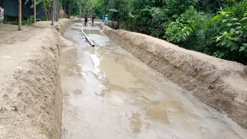 রাস্তা নির্মাণে কৃষিজমির বালু, চাষাবাদে ক্ষতির আশঙ্কা রাস্তা নির্মাণে কৃষিজমির বালু, চাষাবাদে ক্ষতির আশঙ্কা