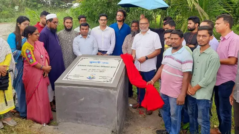 তরুণ শিল্পীর নকশায় ববি-তে ‘জুলাই-৩৬’ স্মৃতিফলকের নির্মাণ কাজ শুরু তরুণ শিল্পীর নকশায় ববি-তে ‘জুলাই-৩৬’ স্মৃতিফলকের নির্মাণ কাজ শুরু