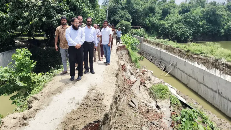 রাজশাহীতে নতুন সড়কে ধ্বস, ইউএনওর হস্তক্ষেপে চালু হলো অস্থায়ী যোগাযোগ