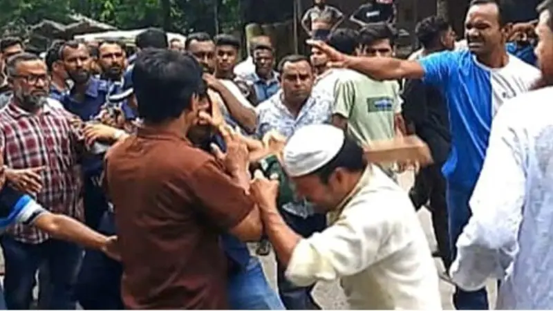 প্রেসক্লাবে সাংবাদিকদের মধ্যে বিরোধের জেরে হামলা,পুলিশসহ আহত ১৫ প্রেসক্লাবে সাংবাদিকদের মধ্যে বিরোধের জেরে হামলা,পুলিশসহ আহত ১৫