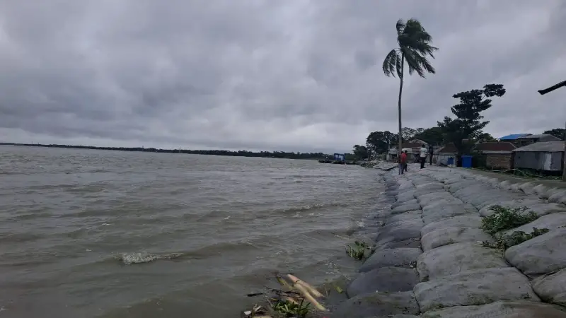 ঘূর্ণিঝড় আতঙ্কে পাথরঘাটার নদীভাঙন-কবলিত উপকূলবাসী ঘূর্ণিঝড় আতঙ্কে পাথরঘাটার নদীভাঙন-কবলিত উপকূলবাসী