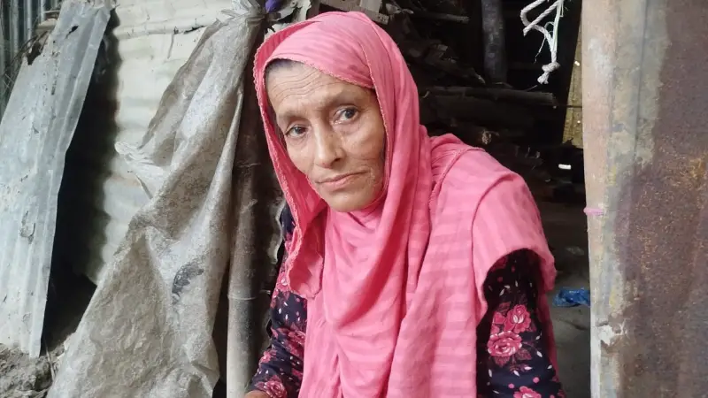 ৭০ বছরের বিধবা মায়ের খোঁজ রাখে না দুই সন্তান, অনাহারে দিন কাটছে ঝুপড়ি ঘরে