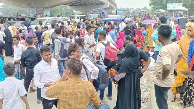 আজও বাসের অপেক্ষায় উত্তরের ঢাকামুখী যাত্রীরা আজও বাসের অপেক্ষায় উত্তরের ঢাকামুখী যাত্রীরা