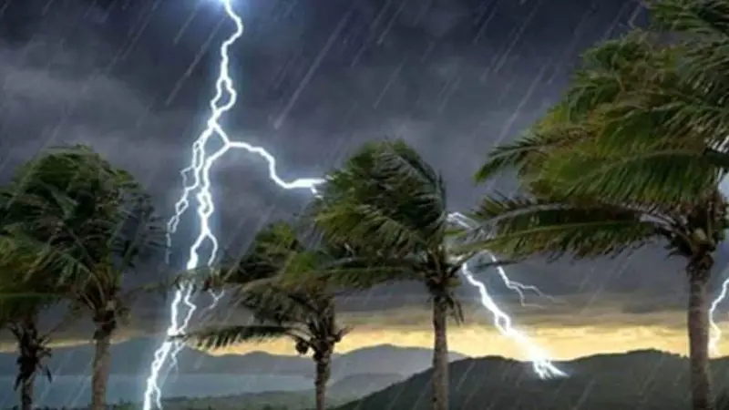 বজ্রপাতে আতঙ্কে কুমিল্লাবাসী; সচেতনতায় জোর দিচ্ছে প্রশাসন বজ্রপাতে আতঙ্কে কুমিল্লাবাসী; সচেতনতায় জোর দিচ্ছে প্রশাসন