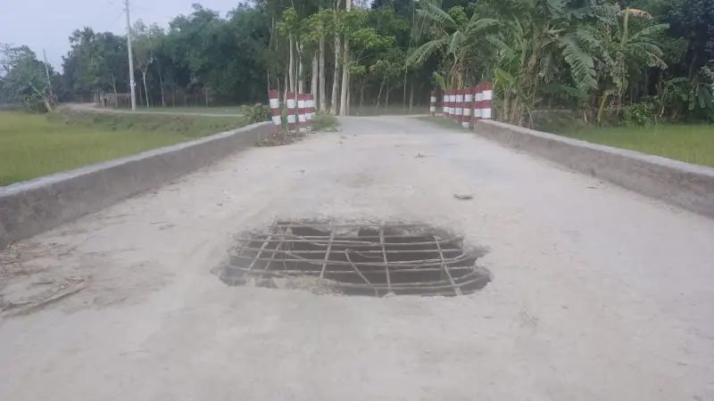 তারাগঞ্জে এক বছরেও সংস্কার হয়নি ভেঙে যাওয়া ব্রিজ তারাগঞ্জে এক বছরেও সংস্কার হয়নি ভেঙে যাওয়া ব্রিজ
