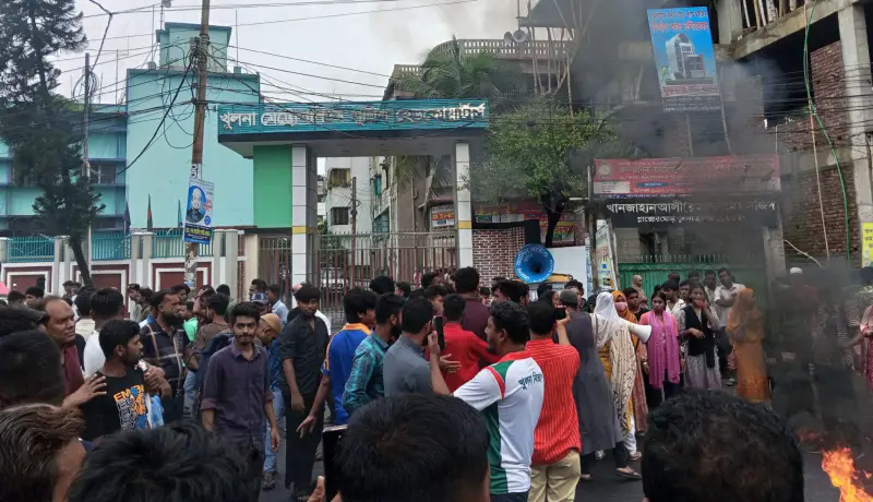 কেএমপি কমিশনারের পদত্যাগের দাবিতে চলছে আন্দোলন কেএমপি কমিশনারের পদত্যাগের দাবিতে চলছে আন্দোলন