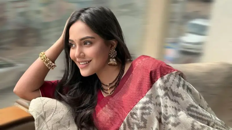 সৌন্দর্যের অর্ধেক কথার মধ্যে: মাহি সৌন্দর্যের অর্ধেক কথার মধ্যে: মাহি