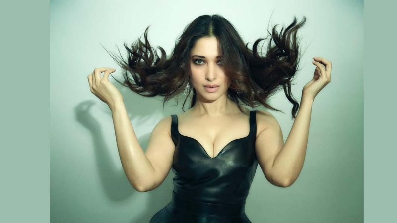 ‘আজ কি রাত’ গান নিয়ে অস্বস্তিতে তামান্না! ‘আজ কি রাত’ গান নিয়ে অস্বস্তিতে তামান্না!