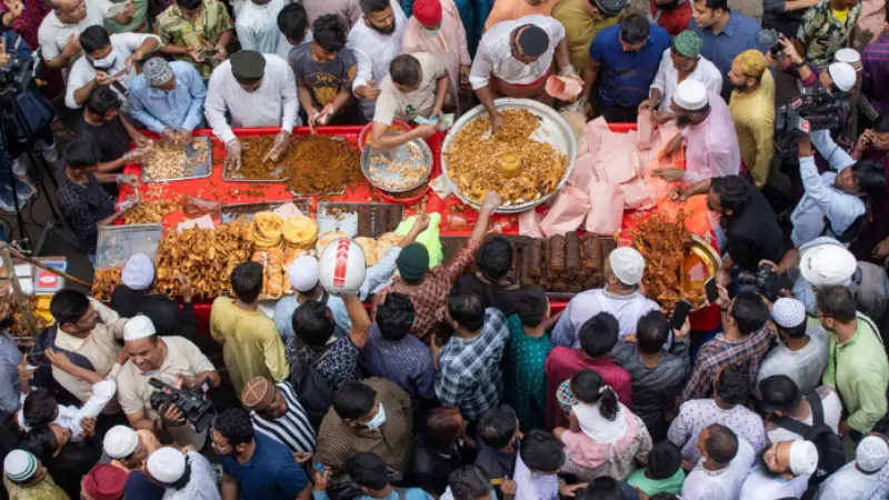 ইফতার বাজারে স্বস্তি, নেটদুনিয়ার আলোচনায় হাসিনার রেসিপি! ইফতার বাজারে স্বস্তি, নেটদুনিয়ার আলোচনায় হাসিনার রেসিপি!