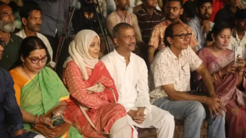 স্ত্রীকে নিয়ে যাত্রাপালা দেখলেন আসিফ নজরুল স্ত্রীকে নিয়ে যাত্রাপালা দেখলেন আসিফ নজরুল