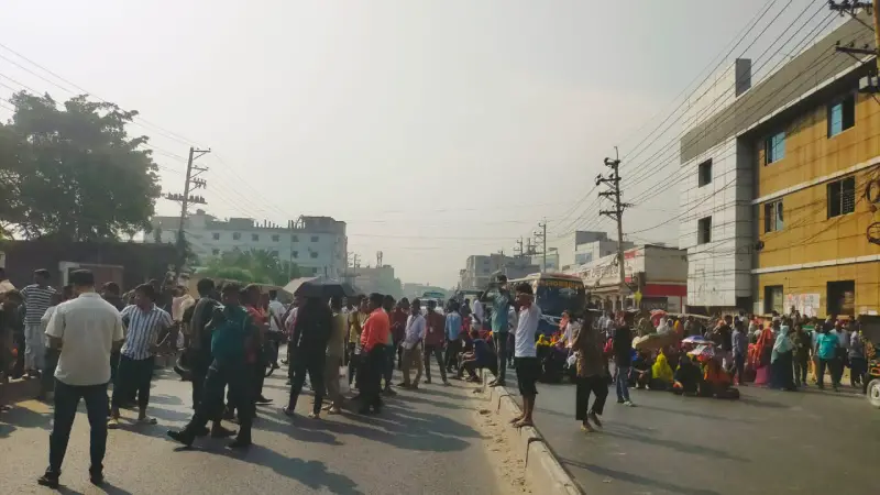 গাজীপুরে মহাসড়ক অবরোধ করে পোশাক শ্রমিকদের বিক্ষোভ গাজীপুরে মহাসড়ক অবরোধ করে পোশাক শ্রমিকদের বিক্ষোভ