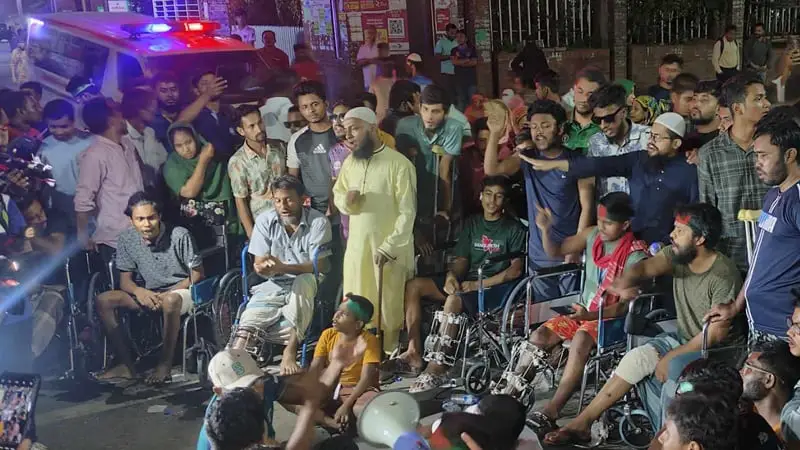 উপদেষ্টারা না এলে কঠোর কর্মসূচীর হুঁশিয়ারি ছাত্র আন্দোলনে আহতদের! উপদেষ্টারা না এলে কঠোর কর্মসূচীর হুঁশিয়ারি ছাত্র আন্দোলনে আহতদের!