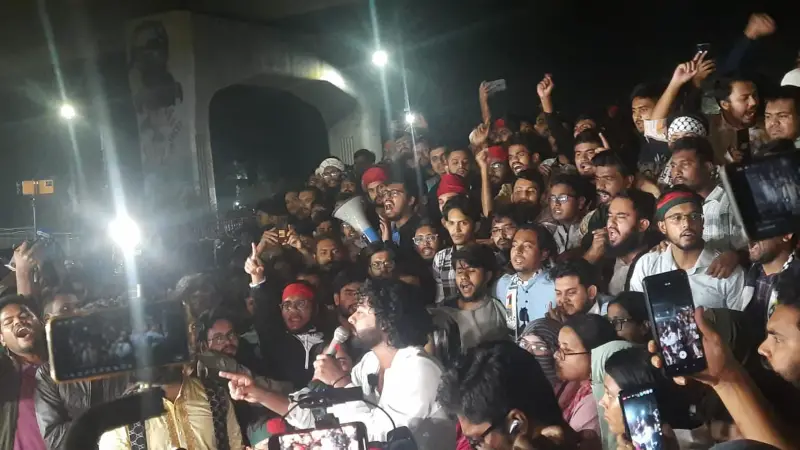 বাংলাদেশের হাইকমিশনে হামলার প্রতিবাদে ঢাবি শিক্ষার্থীদের বিক্ষোভ বাংলাদেশের হাইকমিশনে হামলার প্রতিবাদে ঢাবি শিক্ষার্থীদের বিক্ষোভ