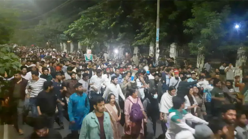 ‘দিল্লী না ঢাকা, ঢাকা ঢাকা’ স্লোগানে উত্তাল ঢাকা বিশ্ববিদ্যালয় ‘দিল্লী না ঢাকা, ঢাকা ঢাকা’ স্লোগানে উত্তাল ঢাকা বিশ্ববিদ্যালয়