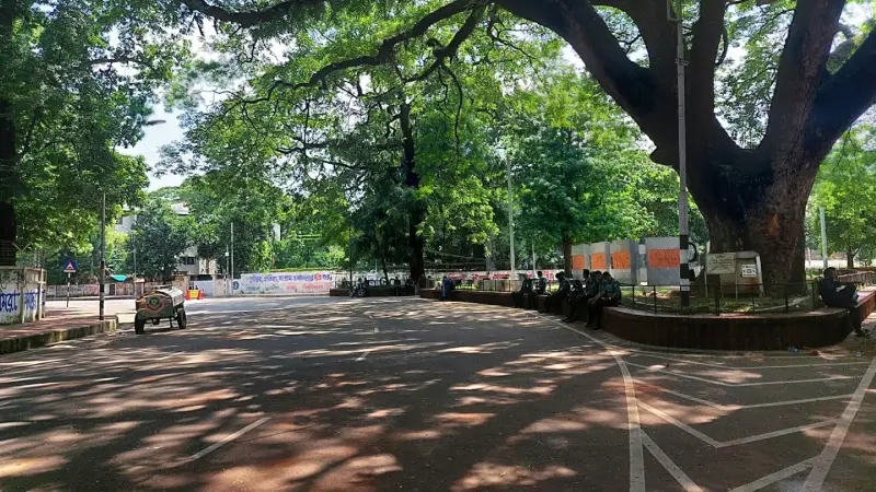 ক্যাম্পাসে যান চলাচল সীমিত করলো ঢাকা বিশ্ববিদ্যালয় ক্যাম্পাসে যান চলাচল সীমিত করলো ঢাকা বিশ্ববিদ্যালয়