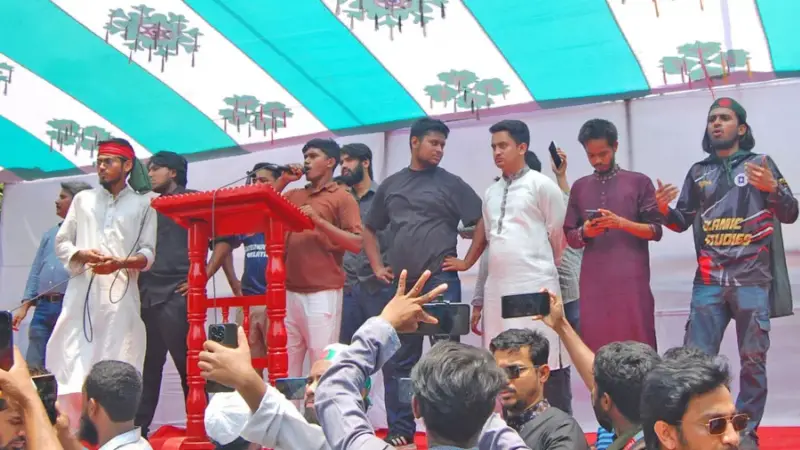 প্রস্তুত জুলাই মঞ্চ, জড়ো হচ্ছেন আন্দোলনকারীরা! প্রস্তুত জুলাই মঞ্চ, জড়ো হচ্ছেন আন্দোলনকারীরা!