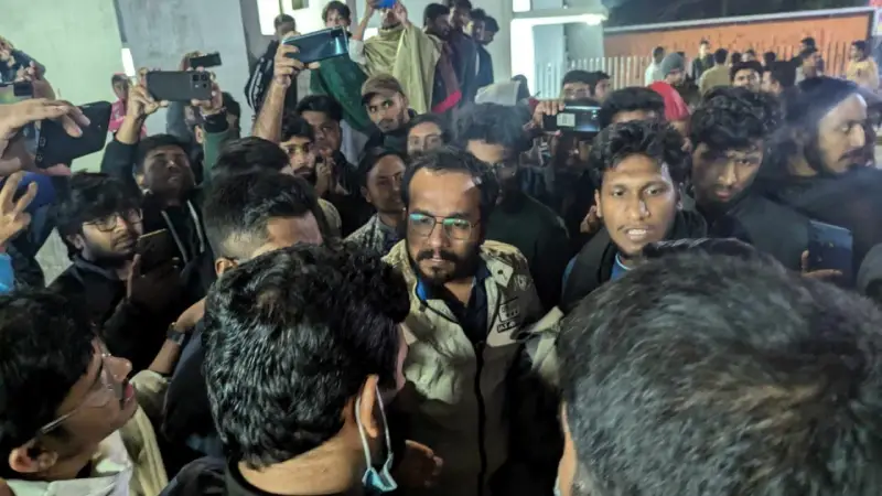 কুবিতে খিচুড়ি ভোজ নিয়ে সমন্বয়কদের মধ্যে হট্টগোল কুবিতে খিচুড়ি ভোজ নিয়ে সমন্বয়কদের মধ্যে হট্টগোল