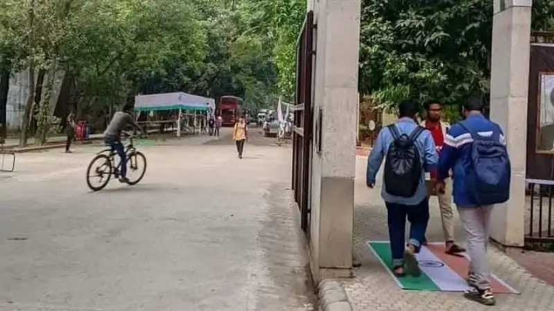 বিভিন্ন ক্যাম্পাসে ভারতের পতাকার উপর হেঁটে প্রতিবাদ বিভিন্ন ক্যাম্পাসে ভারতের পতাকার উপর হেঁটে প্রতিবাদ
