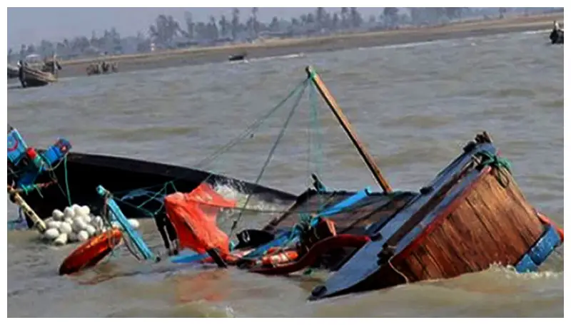 ৪১ যাত্রী নিয়ে মেঘনায় ট্রলার ডুবি ৪১ যাত্রী নিয়ে মেঘনায় ট্রলার ডুবি