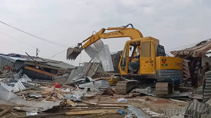 কুয়াকাটায় অবৈধ স্থাপনা উচ্ছেদ অভিযান শুরু কুয়াকাটায় অবৈধ স্থাপনা উচ্ছেদ অভিযান শুরু