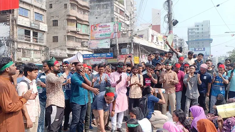 তিন দফা দাবিতে জবি শিক্ষার্থীদের আন্দোলন তিন দফা দাবিতে জবি শিক্ষার্থীদের আন্দোলন