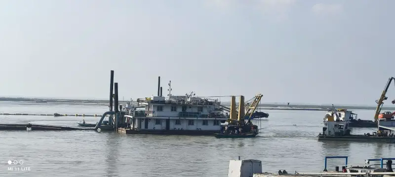 পদ্মা-যমুনায় ড্রেজিংয়ের নামে অর্থ লোপাট পদ্মা-যমুনায় ড্রেজিংয়ের নামে অর্থ লোপাট