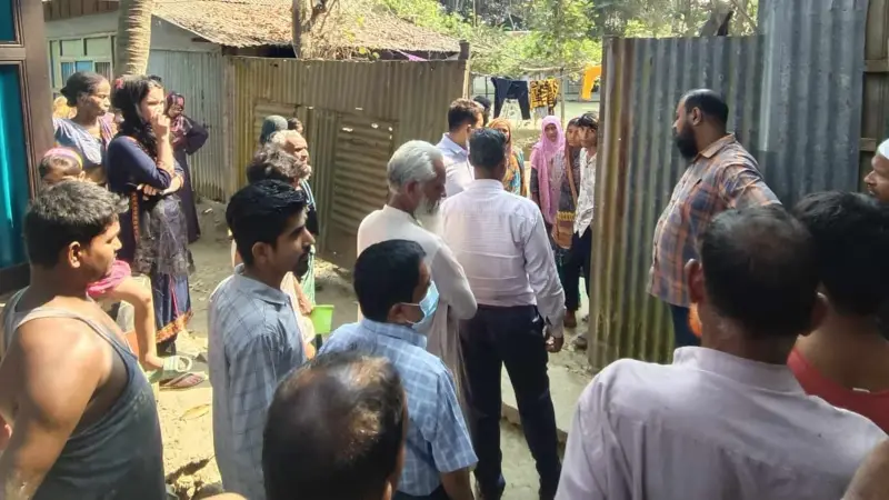 সরকারি রাস্তা দখল করে নিষিদ্ধ ছাত্রলীগ নেতার ঘর ও গেট নির্মাণ সরকারি রাস্তা দখল করে নিষিদ্ধ ছাত্রলীগ নেতার ঘর ও গেট নির্মাণ