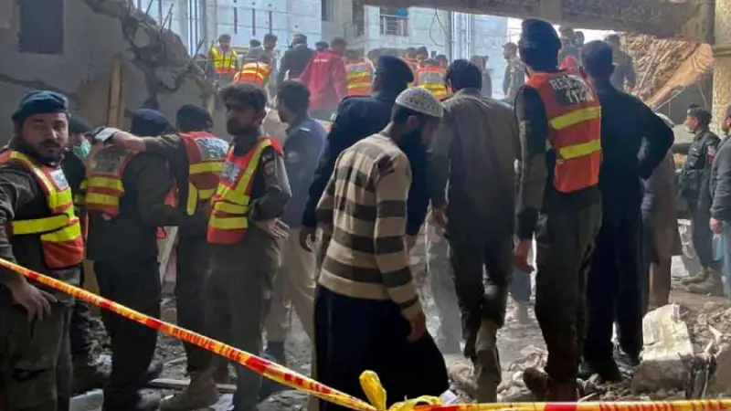 পাকিস্তানে মসজিদে ভয়াবহ আইইডি বিস্ফোরণ পাকিস্তানে মসজিদে ভয়াবহ আইইডি বিস্ফোরণ