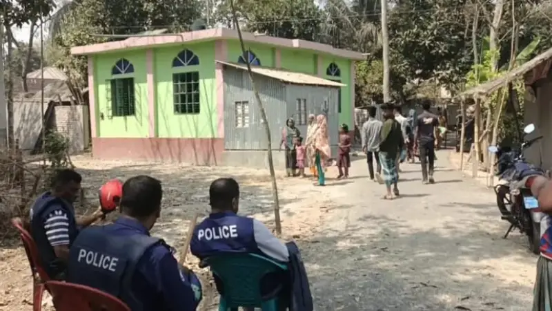 মসজিদের ঢুকে তিন জনকে কুপিয়ে হত্যার ঘটায় চিকিৎসাধীন অবস্থায় আরও একজনের মৃত্যু মসজিদের ঢুকে তিন জনকে কুপিয়ে হত্যার ঘটায় চিকিৎসাধীন অবস্থায় আরও একজনের মৃত্যু
