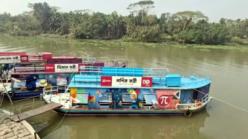 শিক্ষার আলো ছড়াচ্ছে ভাসমান শিক্ষা তরী শিক্ষার আলো ছড়াচ্ছে ভাসমান শিক্ষা তরী