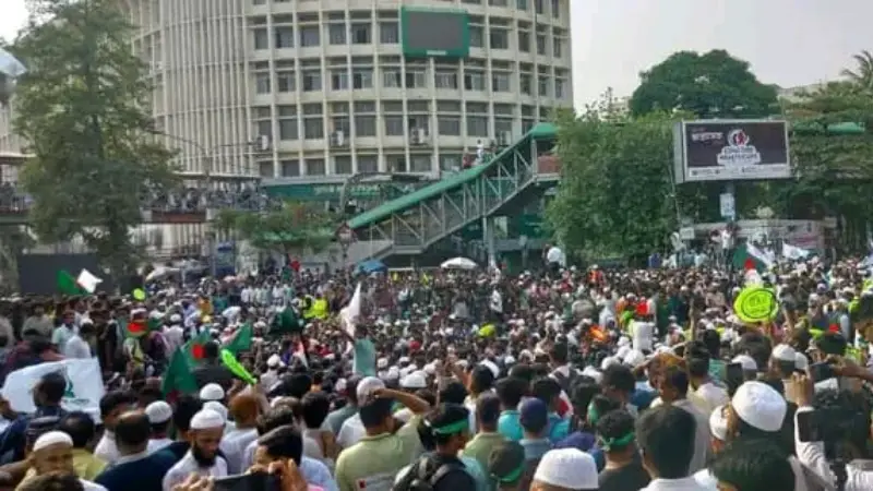 দাবির ঢেউয়ে দুলছে ঢাকা, আন্দোলনে বিপর্যস্ত জনজীবন দাবির ঢেউয়ে দুলছে ঢাকা, আন্দোলনে বিপর্যস্ত জনজীবন