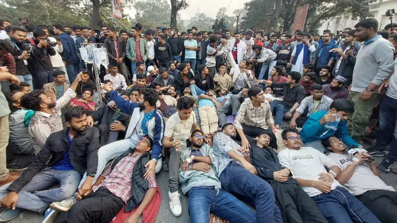 এবার তিন দফা দাবিতে সচিবালয় ঘেরাও শিক্ষার্থীদের! এবার তিন দফা দাবিতে সচিবালয় ঘেরাও শিক্ষার্থীদের!