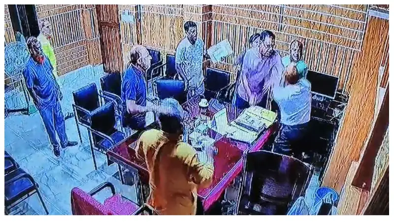 হাসপাতালের তত্ত্বাবধায়ককে লাঞ্ছিত,বহিষ্কার যুবদল নেতা হাসপাতালের তত্ত্বাবধায়ককে লাঞ্ছিত,বহিষ্কার যুবদল নেতা
