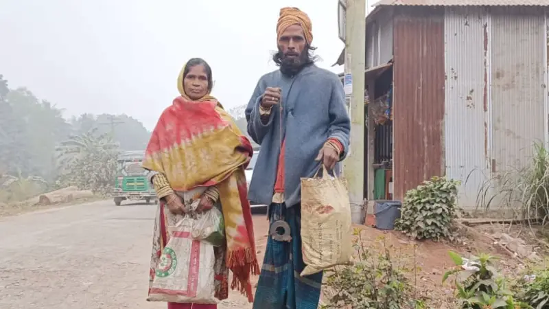 সংসারের চাকা ঘুরছে কুড়ানো ভাঙারিতে সংসারের চাকা ঘুরছে কুড়ানো ভাঙারিতে