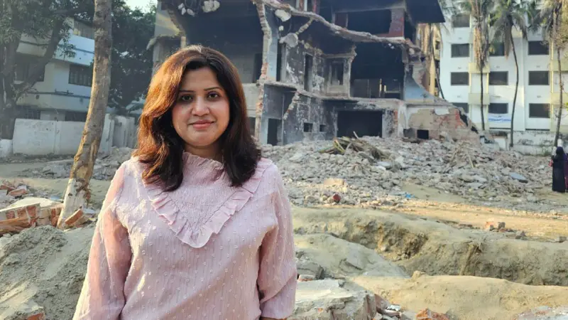 ধানমন্ডি ৩২’র সামনে জনপ্রিয় সংগীতশিল্পী ন্যান্সি ধানমন্ডি ৩২’র সামনে জনপ্রিয় সংগীতশিল্পী ন্যান্সি