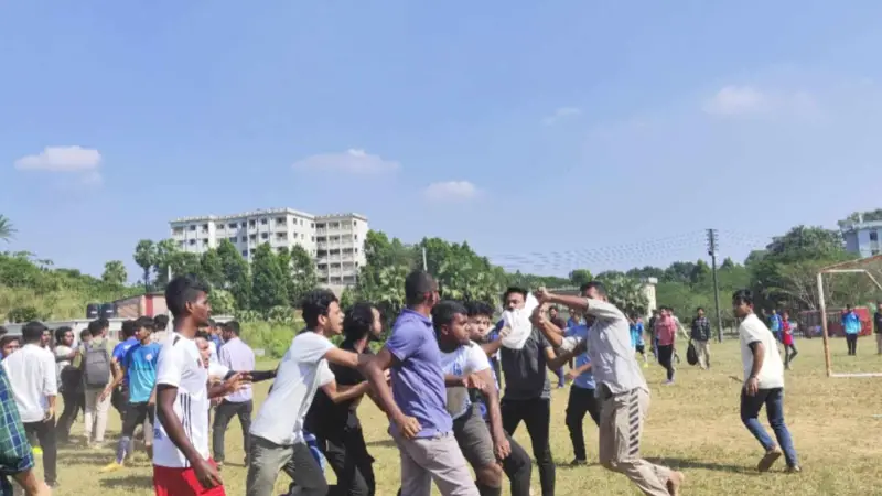 খেলার মাঠে হামলা,বিচার দাবি কুবি ফার্মেসি বিভাগের খেলার মাঠে হামলা,বিচার দাবি কুবি ফার্মেসি বিভাগের