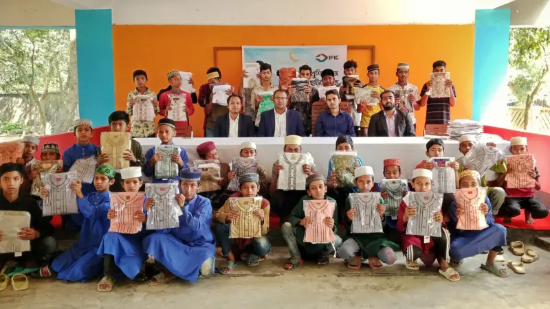 ঈদে সুবিধাবঞ্চিত শিশুদের মাঝে আইএফআইসি ব্যাংকের উপহার বিতরণ ঈদে সুবিধাবঞ্চিত শিশুদের মাঝে আইএফআইসি ব্যাংকের উপহার বিতরণ