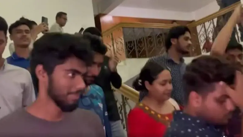 ঢাবি সিন্ডিকেট ভেঙে দেওয়ার দাবিতে বিক্ষোভ ঢাবি সিন্ডিকেট ভেঙে দেওয়ার দাবিতে বিক্ষোভ