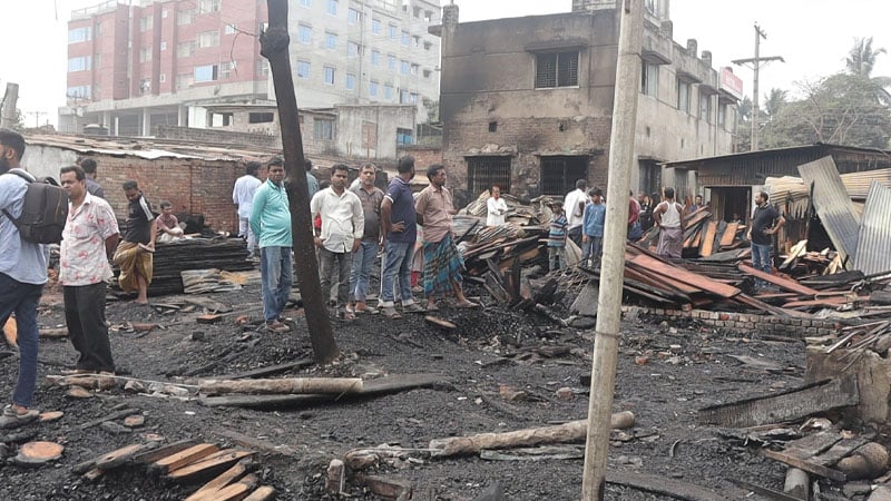 যশোরে কাঠপট্টিতে ভয়াবহ অগ্নিকাণ্ড