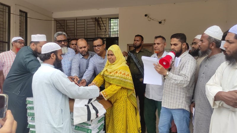 মাগুরায়  সৌদি আরব থেকে আসা ৯২ কার্টুন খেজুর বিতরণ