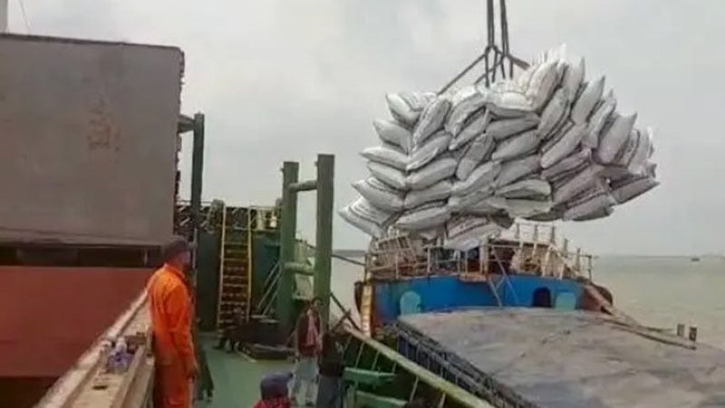 মোংলা বন্দরে দুই জাহাজে পৌছাল ১৬ হাজার টন ভারতীয় চাল