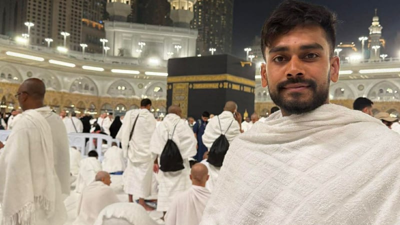 পবিত্র ওমরাহ করতে মেহেদী হাসান মিরাজ এখন সৌদি আরবে