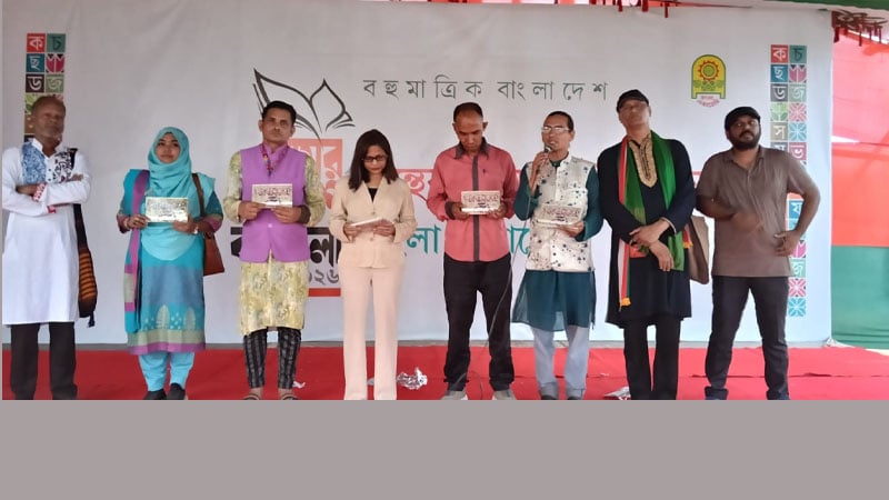 বাংলা একাডেমিতে উন্মোচিত হলো সাংবাদিকতার নতুন বই