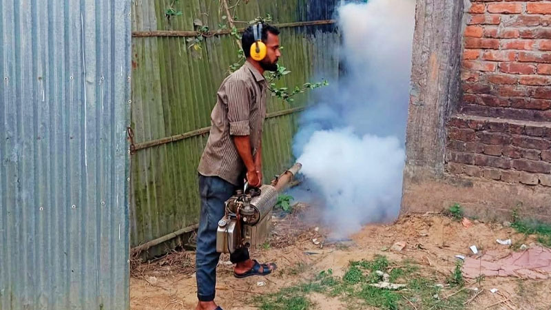 হালুয়াঘাটে পৌর প্রশাসকের নির্দেশে মশক নিধন কার্যক্রম 