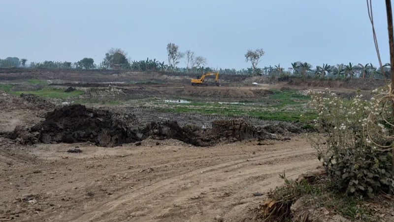 মাটি কাটার খবর করতে গিয়ে সাংবাদিকদের হুমকি, এলাকায় চাঞ্চল্য