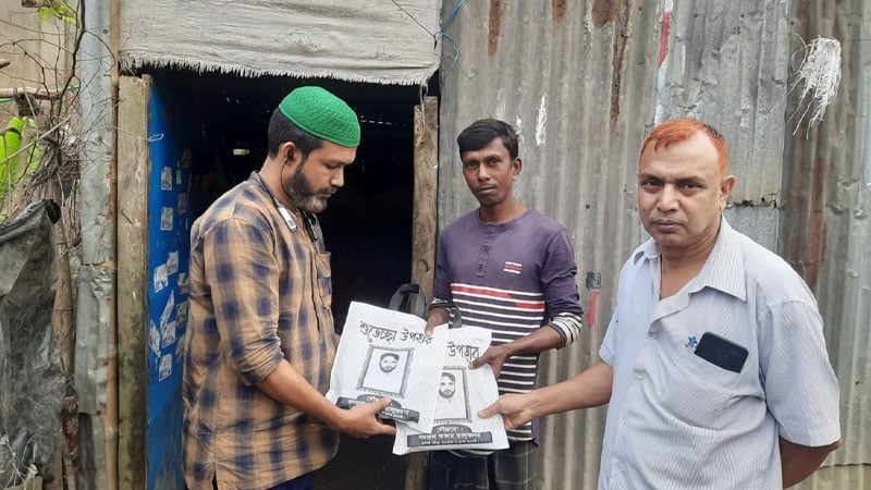 ভ্যান চালকের ঘর নির্মাণে টিন দিলেন ফ্রান্স প্রবাসী বদরুল তালুকদার