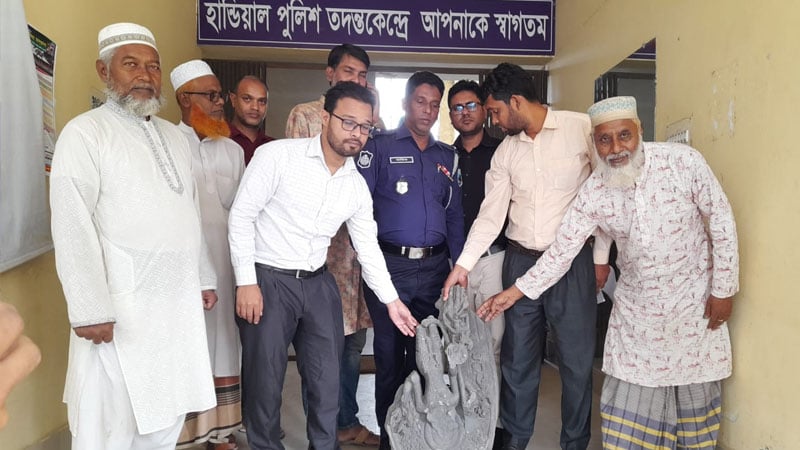 চাটমোহরে উদ্ধার হওয়া বিষ্ণু মূর্তি প্রত্নতাত্ত্বিক অধিদপ্তরে হস্তান্তর