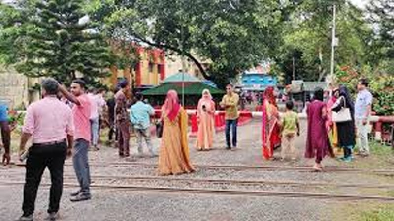 হিলি সীমান্তে দুই দেশের দর্শনার্থীর মিলনমেলা